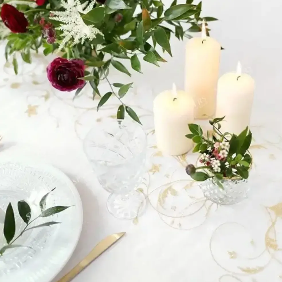 Chemin de table crème avec motifs arabesque or Long. 9mètres