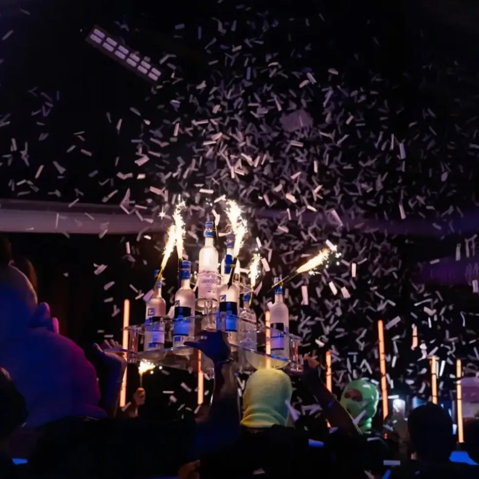 Présentoir Show Pyramide 10 Bouteilles VIP - Noir | By Sparklers®