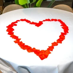 100 pétales de roses rouges